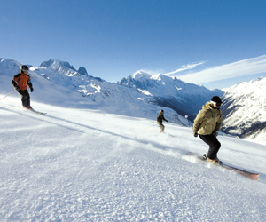 piste de ski et skieurs