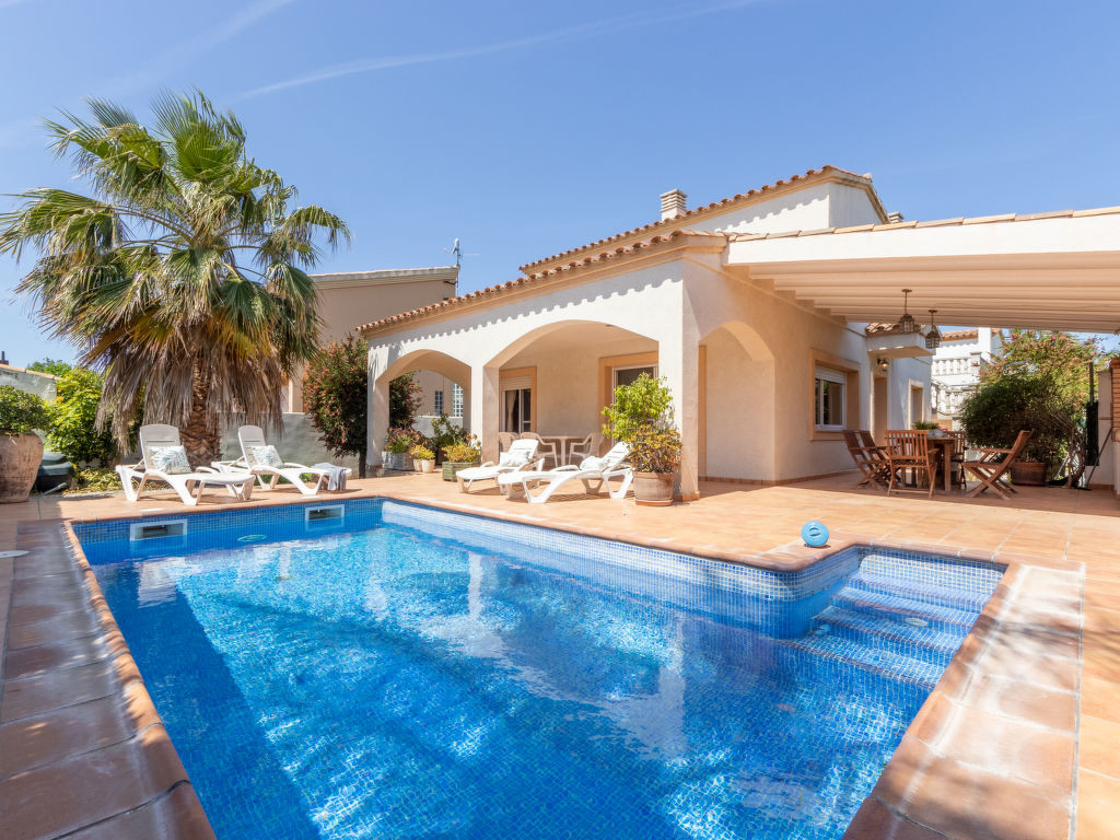 Costa Daurada house and pool