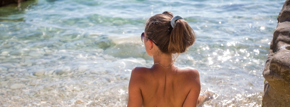 italie femme sur une plage naturiste