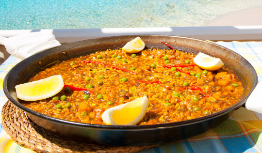 paella , spécialité régionale de cuisine espagnole