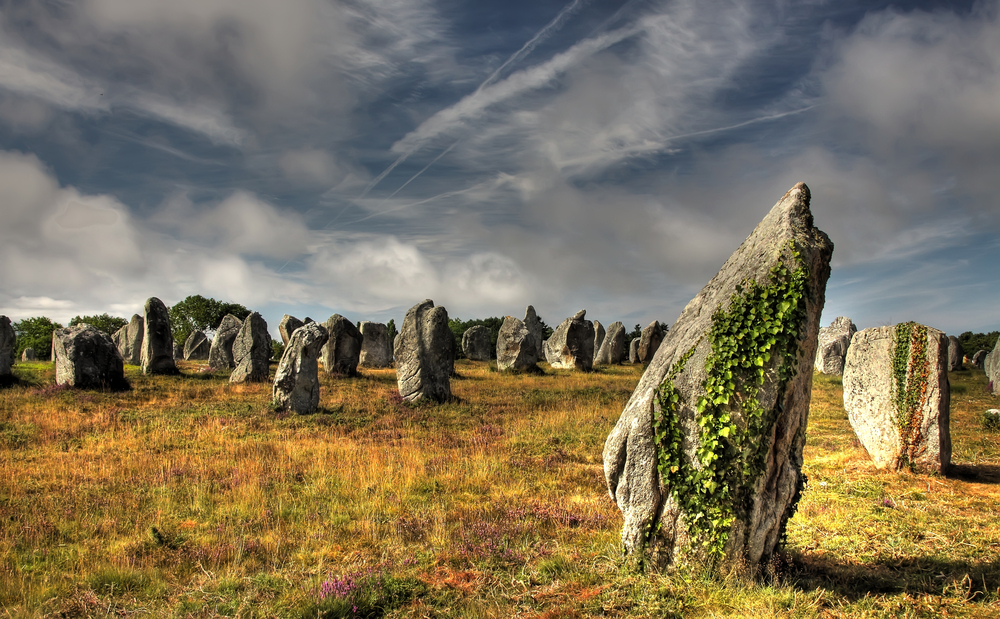 menhirs de caranac à visiter pendnat des vacances en famille