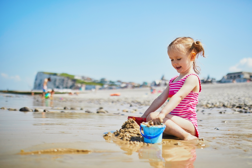 enfant qui joue sur les belles plages bretonnes 