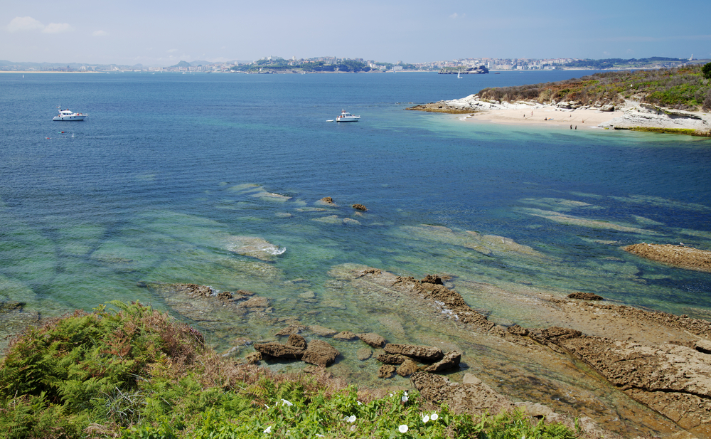 Vue de la Playa de Loredo vers la petite île La Isla Santa Marina