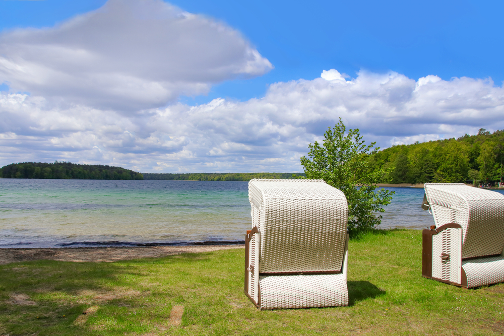 corbeilles au bord du lac Stechlinsee en Allemagne