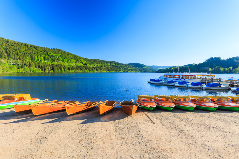 Canoës au bord du Titisee