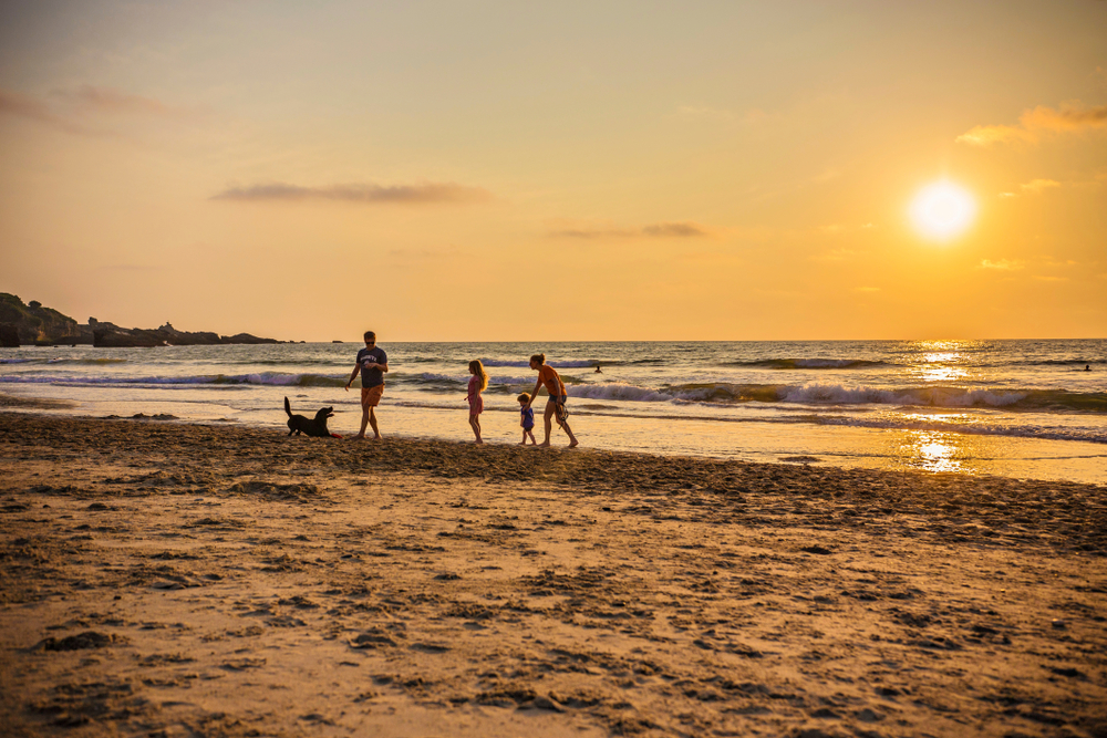 Famille sur la plage de Biarritz en France