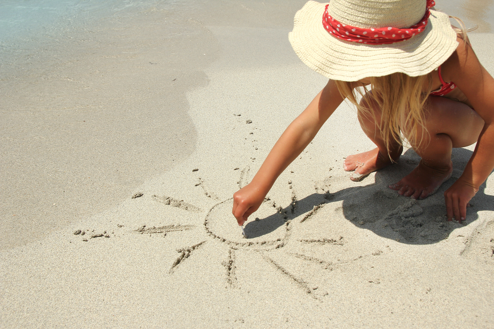 petite fille à la mer sur les plages du sud