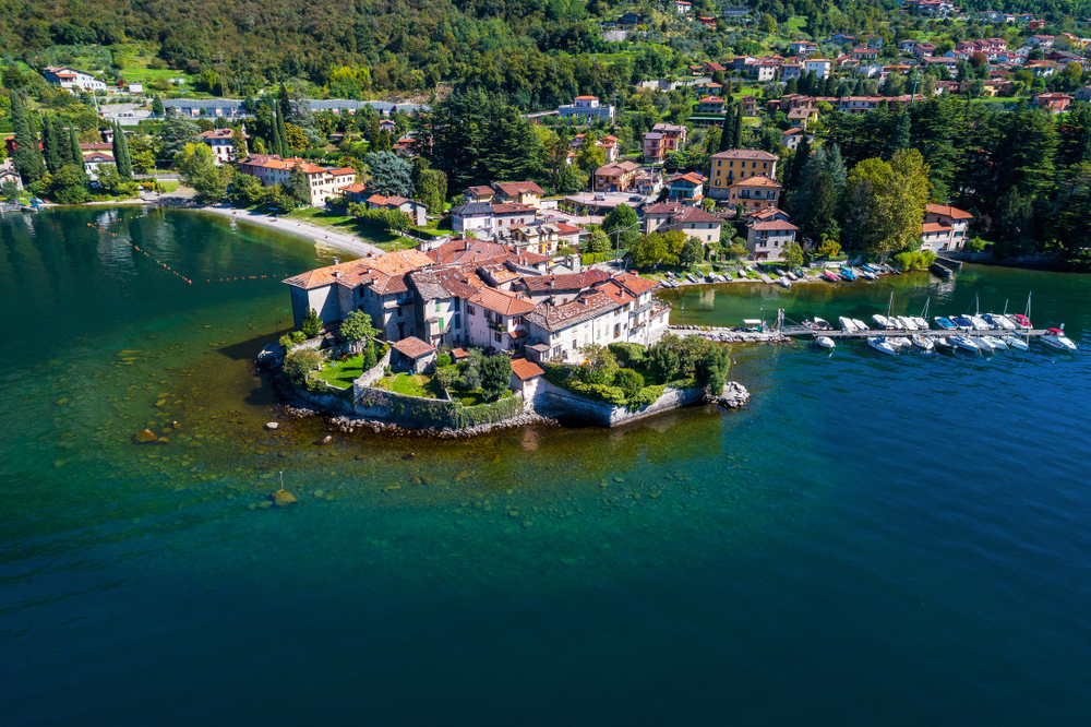 vue sur lierna et sa plage de galets