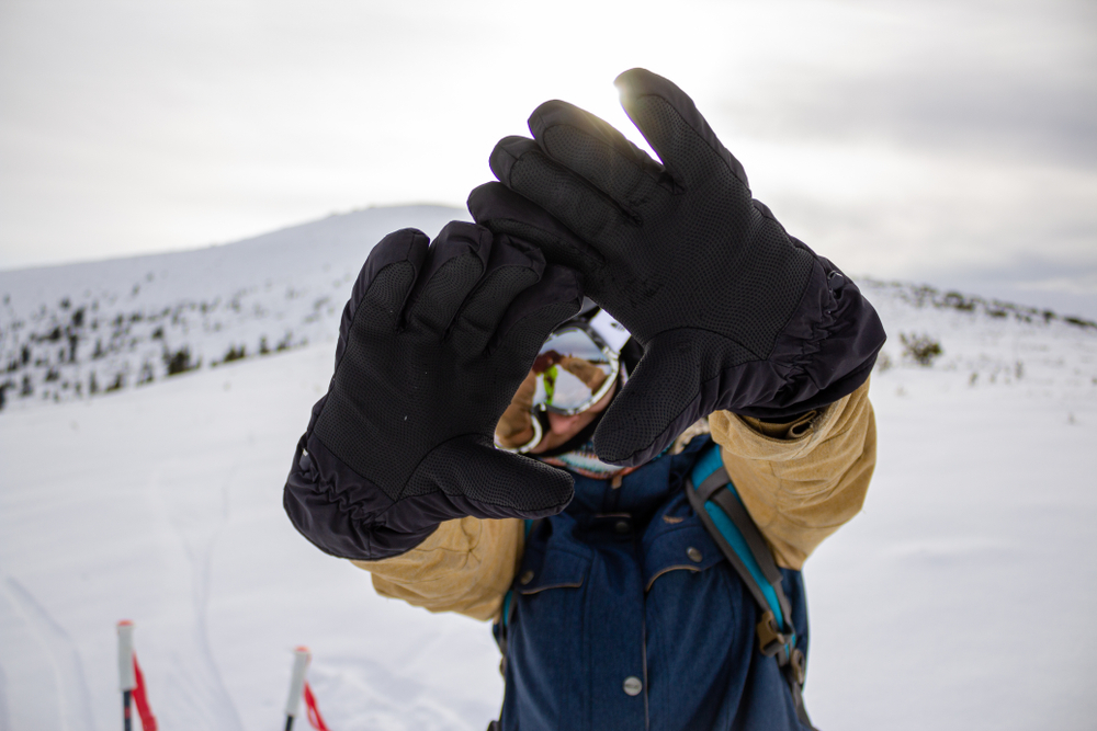Skieurs avec gants adapté pour la montagne