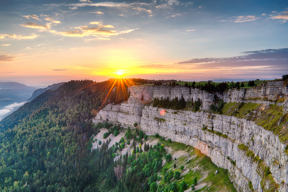 coucher de soleil sur creux-du-van en suisse