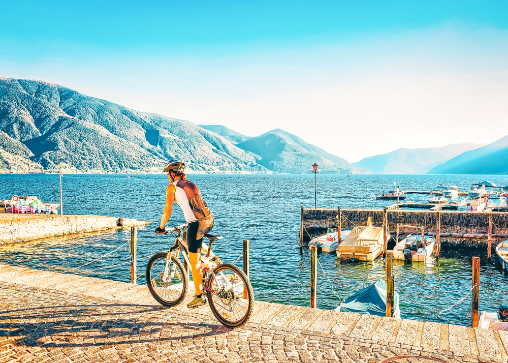 Cycliste le long du lac Majeur