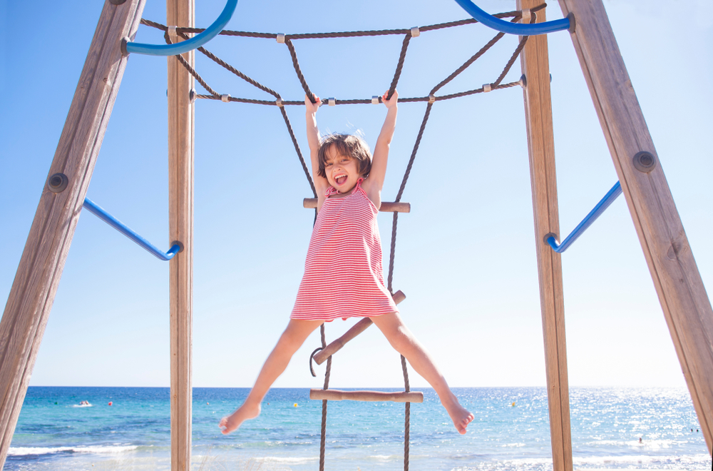 enfant, aire de jeux au bord de la mer à Minorque