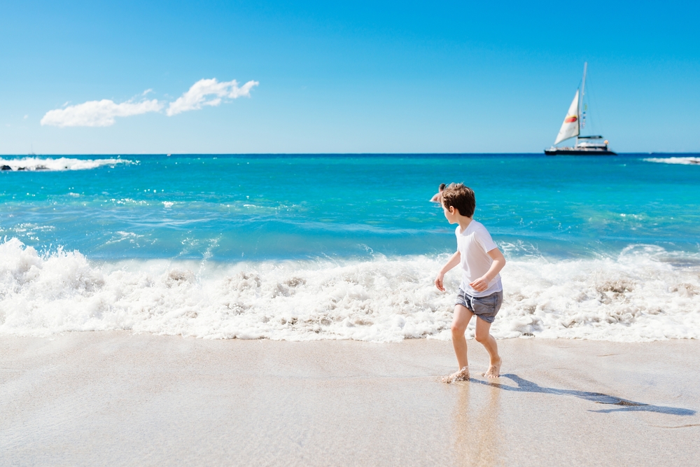 enfant sur une plage de Tenerife, Espagne