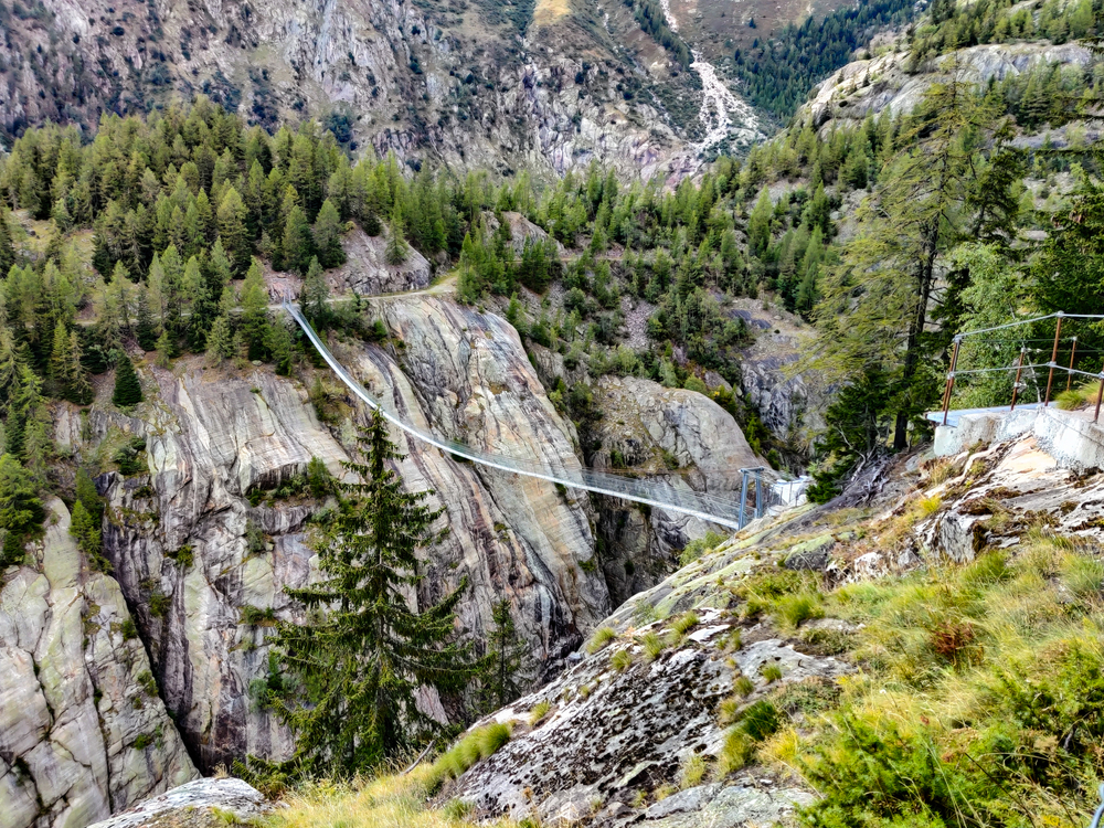 Pont suspendu au-dessus des gorges de la Massa