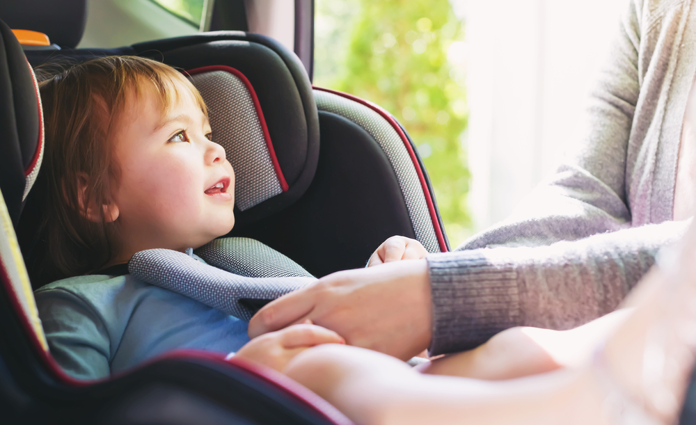  bébé dans un siège auto